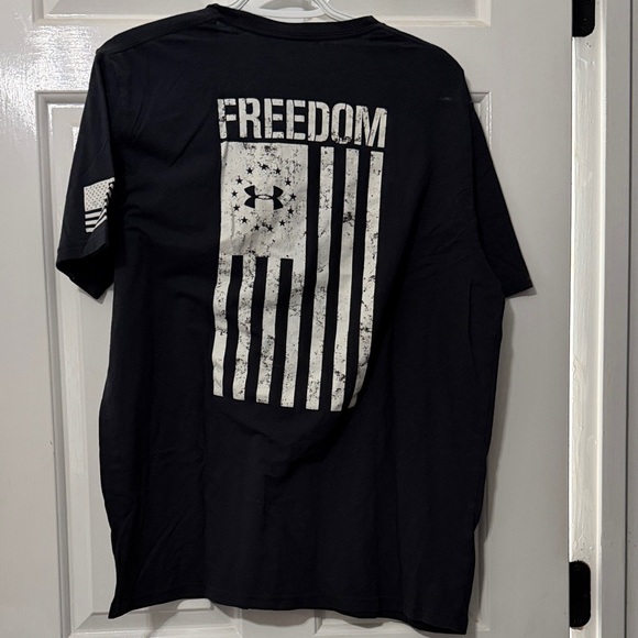 Under Armour Men's Dark Tee with Logo - Picture 2 of 2